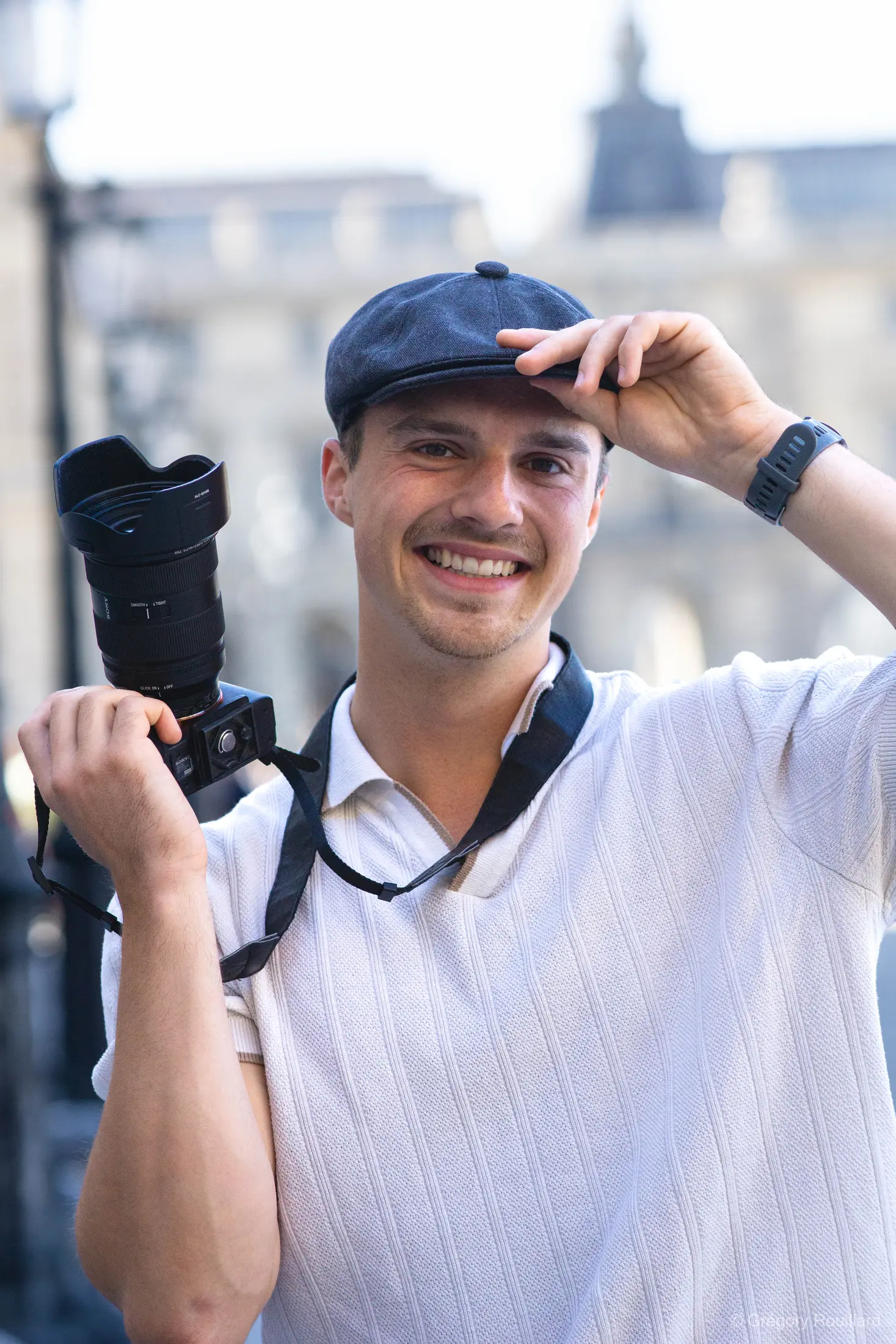 Grégory Rouillard souriant, appareil photo à la main
