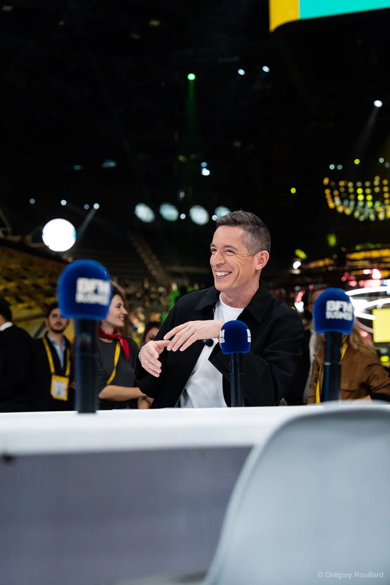 Un invité réagit naturellement pendant une interview à Bercy