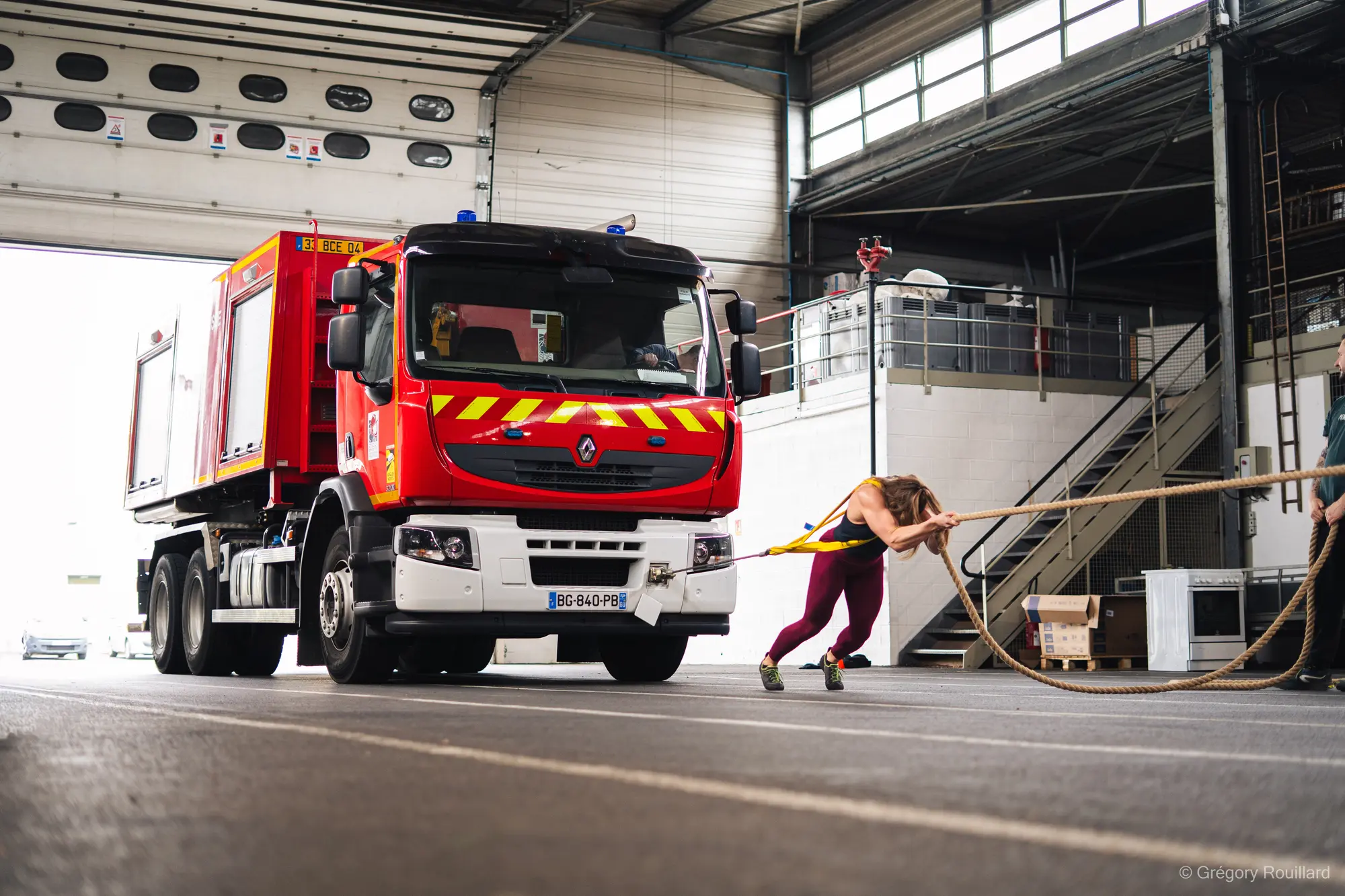 Angeline tire un camion pendant une performance StrongWoman